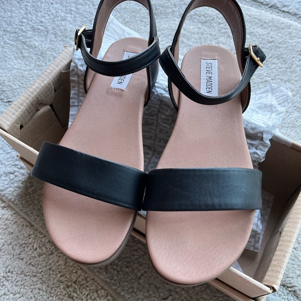 Steve Madden Women’s Dina Flat Sandal Black Size 7 so CUTE!